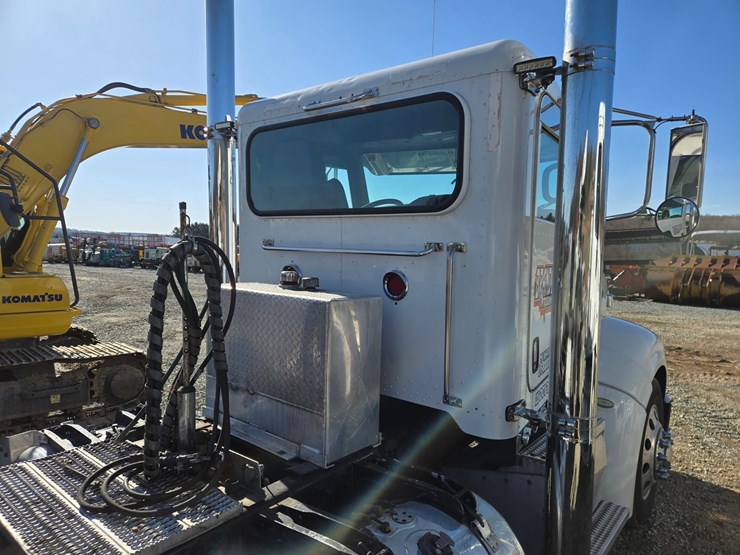 2013-peterbilt-386-image-19