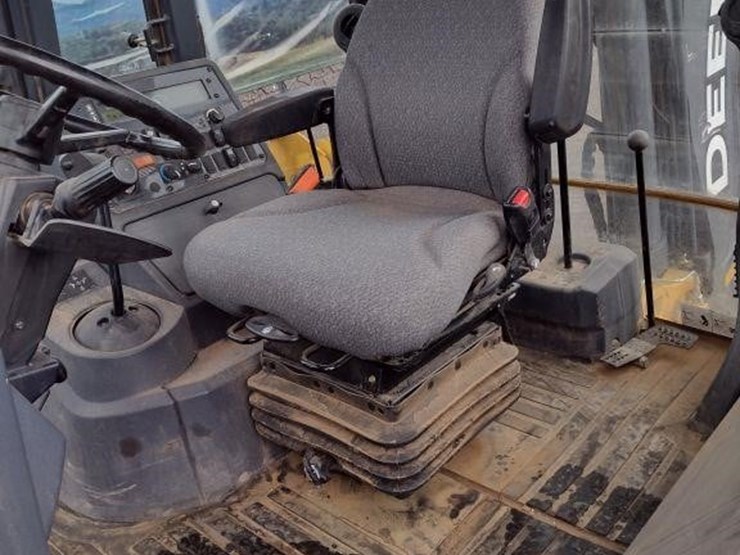 2020-deere-310l-image-11