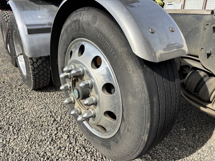 2018-peterbilt-367-image-15