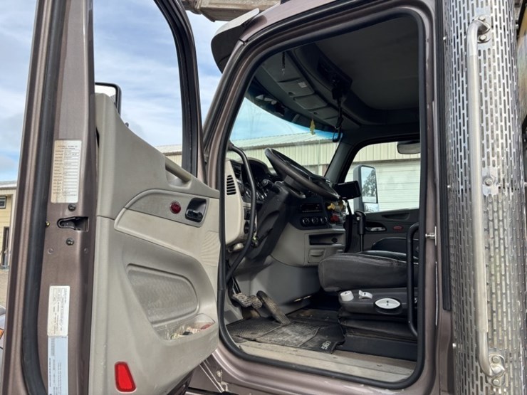 2022-peterbilt-567-image-33
