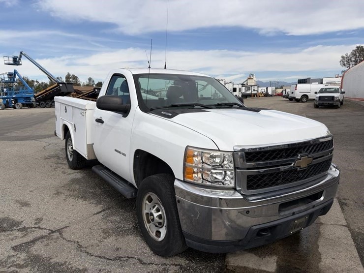 2011-chevrolet-2500-image-2