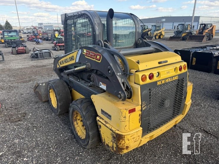 2016-new-holland-l220-image-4