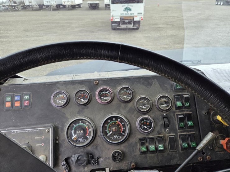 2002-oshkosh-m1070-image-12