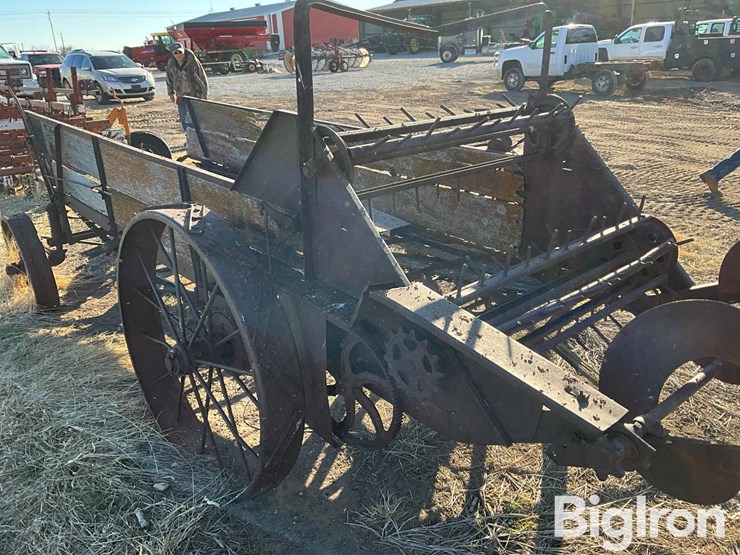 antique-ground-driven-manure-spreader-image-7