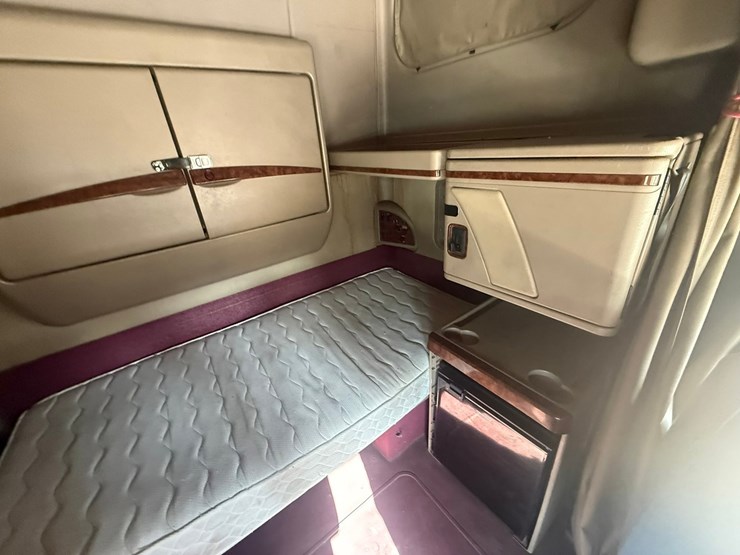 #1262-•-2004-international-9400i-6x4-sleeper-cab-truck-tractor-image-63