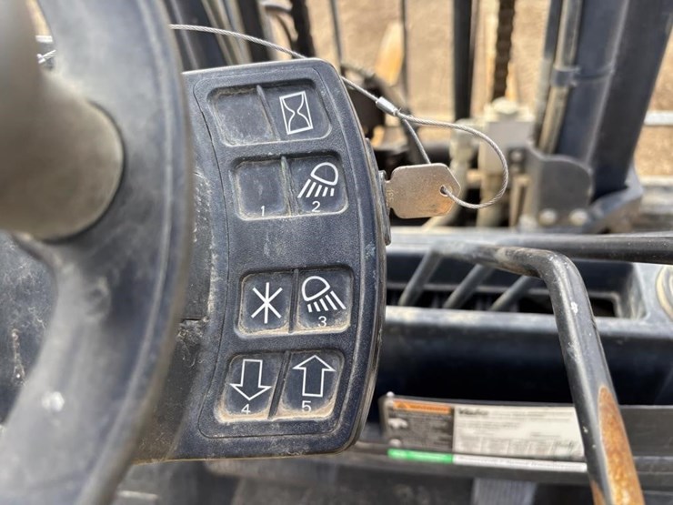 2015-yale-gdp80-forklift-image-24