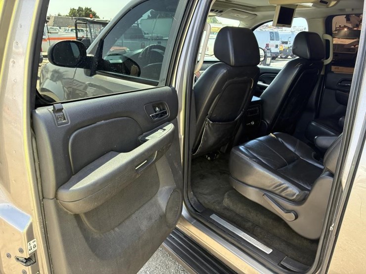 2007-chevrolet-suburban-image-11