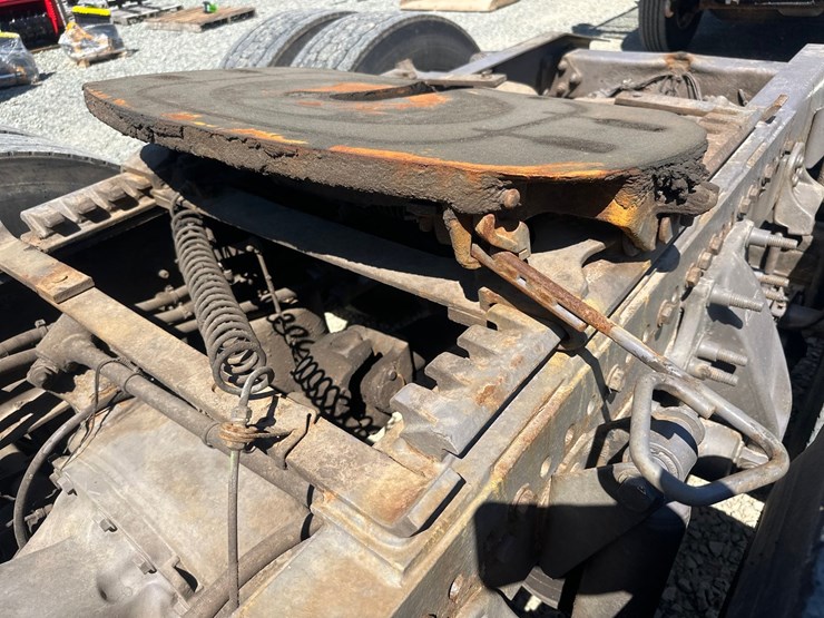 2014-massey-ferguson-8-image-25