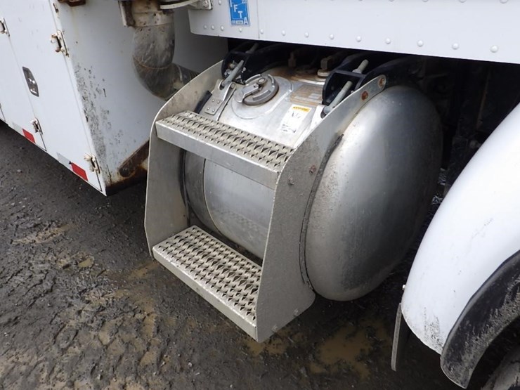 2005-peterbilt-pb330-22'-t/a-fuel-lube-truck-image-36