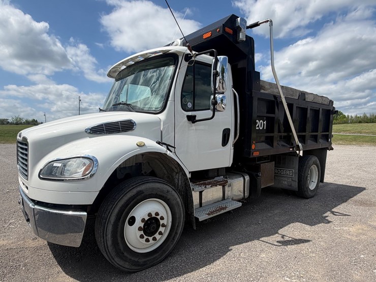 2020-freightliner-m2-106-image-1