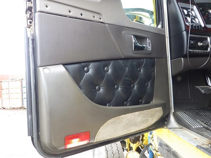 2016-kenworth-w900-image-77