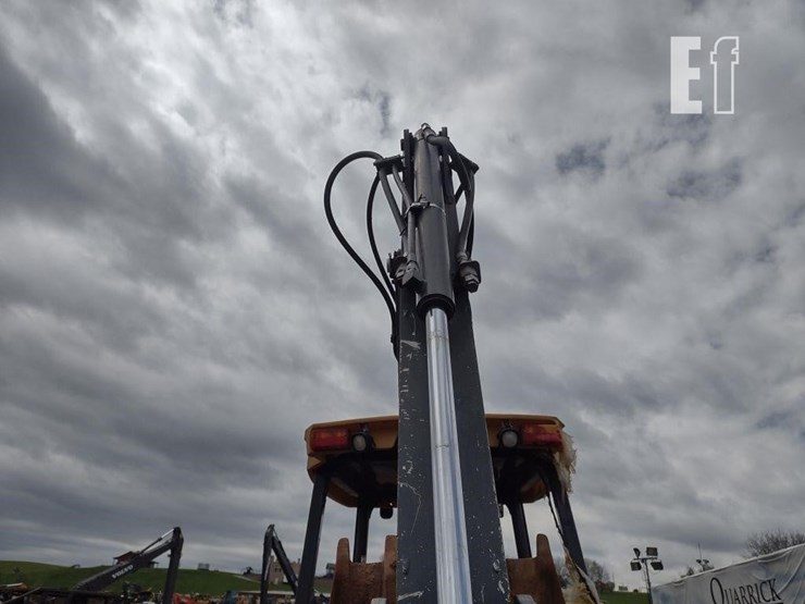 2010-deere-310j-image-34