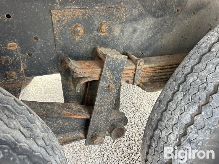 1977-ford-800-image-13