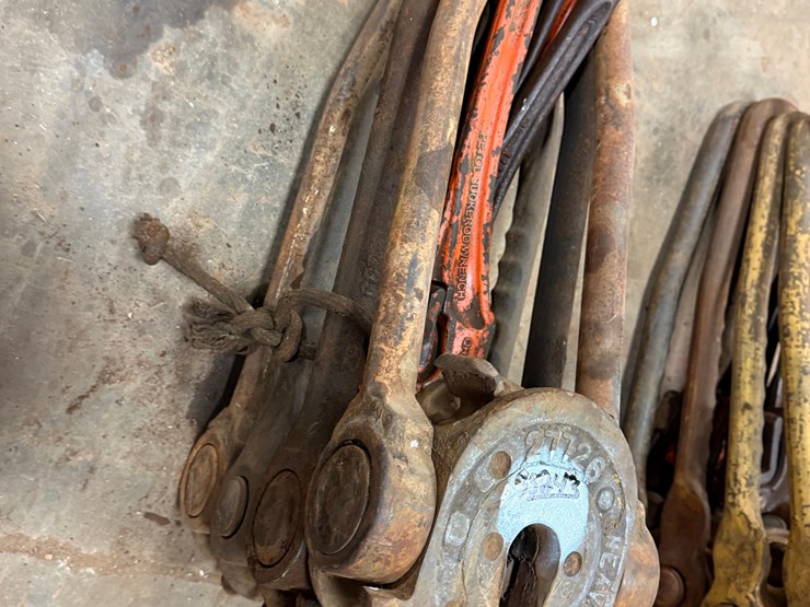 (4)-oil-country-rod-elevators-&-(4)-rod-wrenches-image-2