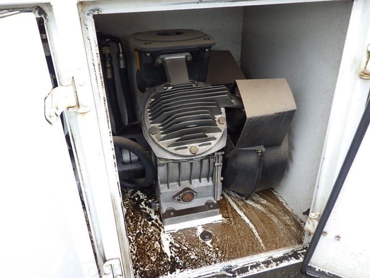 2005-peterbilt-pb330-22'-t/a-fuel-lube-truck-image-33