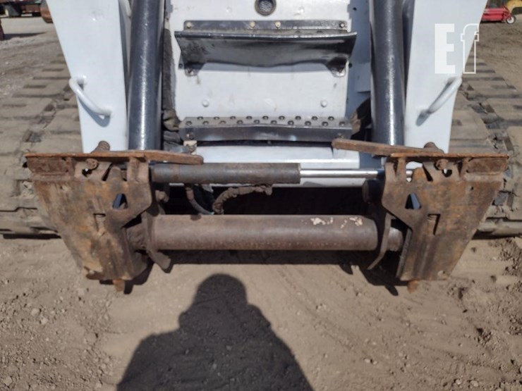 2009-bobcat-t320-image-19