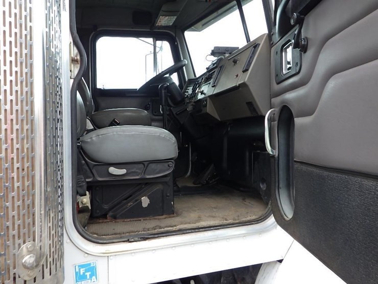 2005-peterbilt-pb330-22'-t/a-fuel-lube-truck-image-61