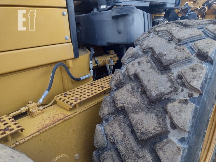 2010-caterpillar-120m-image-38