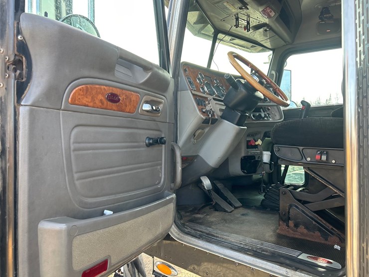 peterbilt-388-image-56