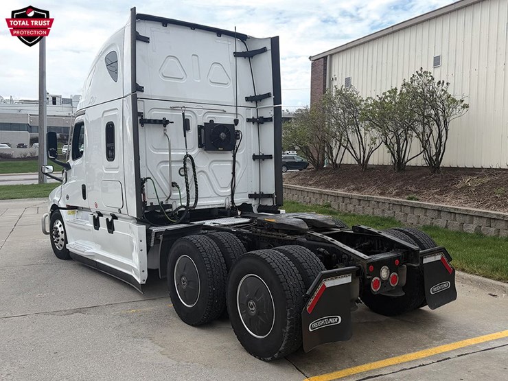2023-freightliner-cascadia-126-image-2