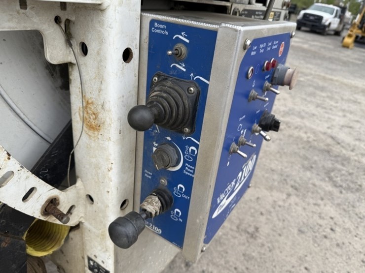 2012-international-7600-image-11