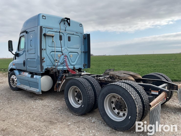 2012-freightliner-cascadia-113-image-7