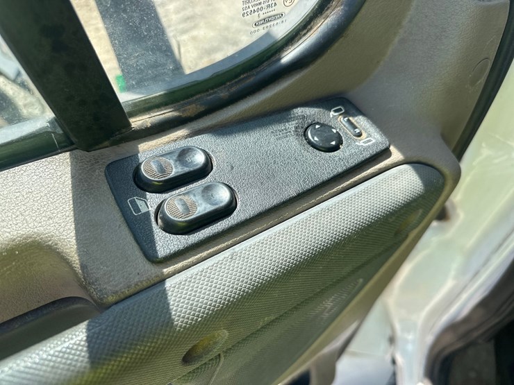 2014-massey-ferguson-8-image-30