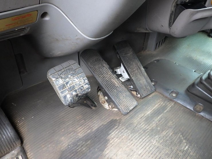 2016-peterbilt-3-axle-logging-truck-image-79