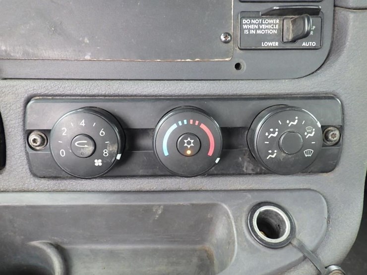 2012-freightliner-cascadia-125-image-51