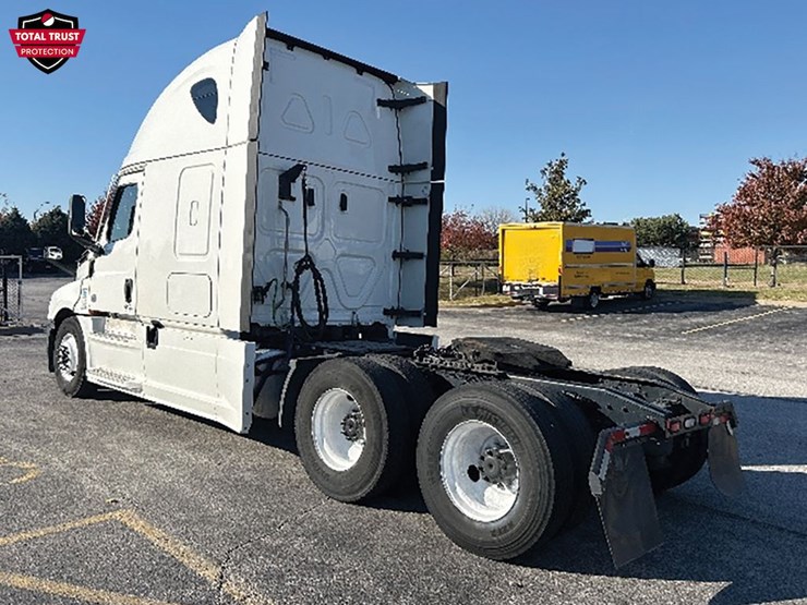2021-freightliner-cascadia-126-image-2