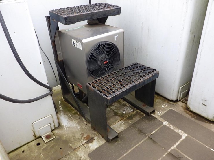 2005-peterbilt-pb330-22'-t/a-fuel-lube-truck-image-19