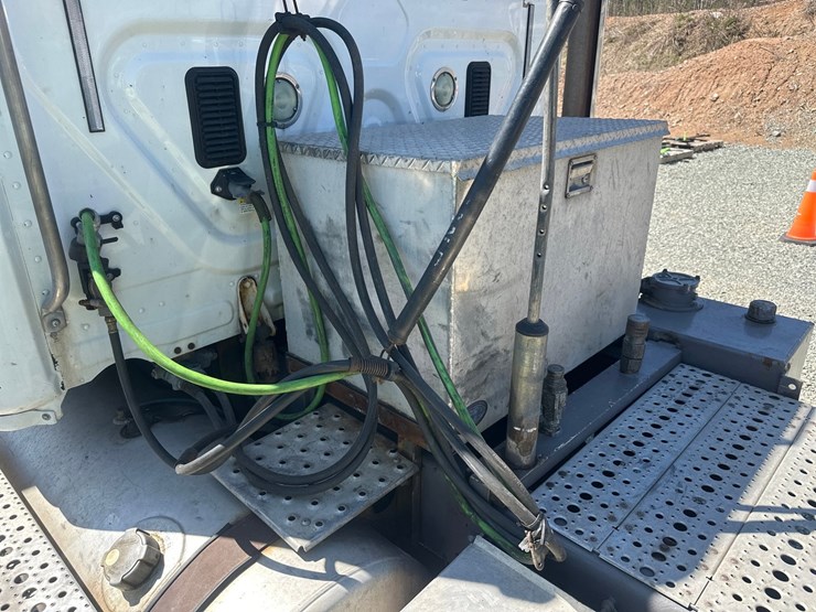 2014-massey-ferguson-8-image-24