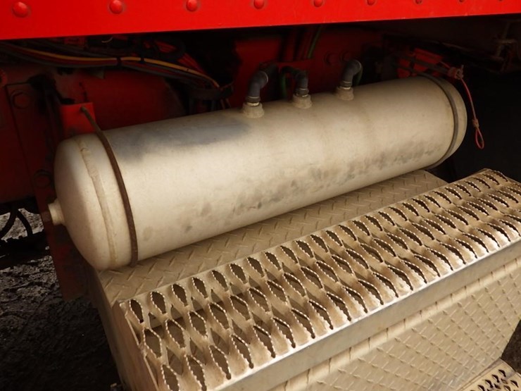 2016-peterbilt-3-axle-logging-truck-image-46