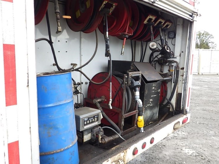 2005-peterbilt-pb330-22'-t/a-fuel-lube-truck-image-10