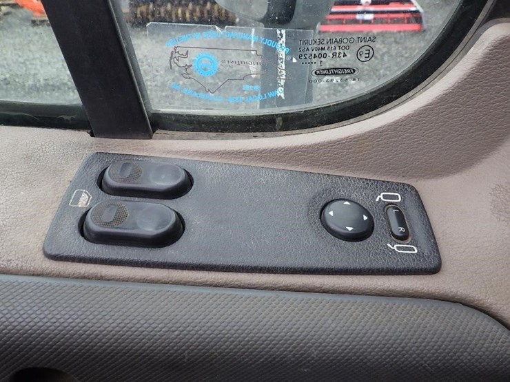 2012-freightliner-cascadia-125-image-38