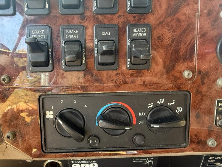 #1262-•-2004-international-9400i-6x4-sleeper-cab-truck-tractor-image-69