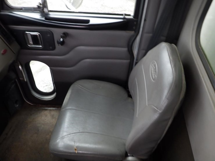 2005-peterbilt-pb330-22'-t/a-fuel-lube-truck-image-84