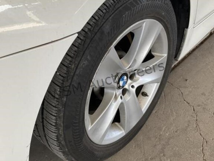 2011-bmw-528i-sdn-image-8