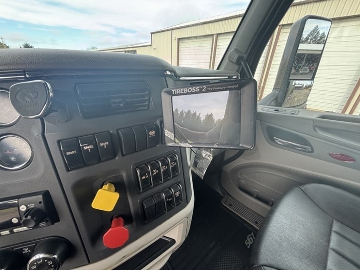 2022-peterbilt-567-image-38