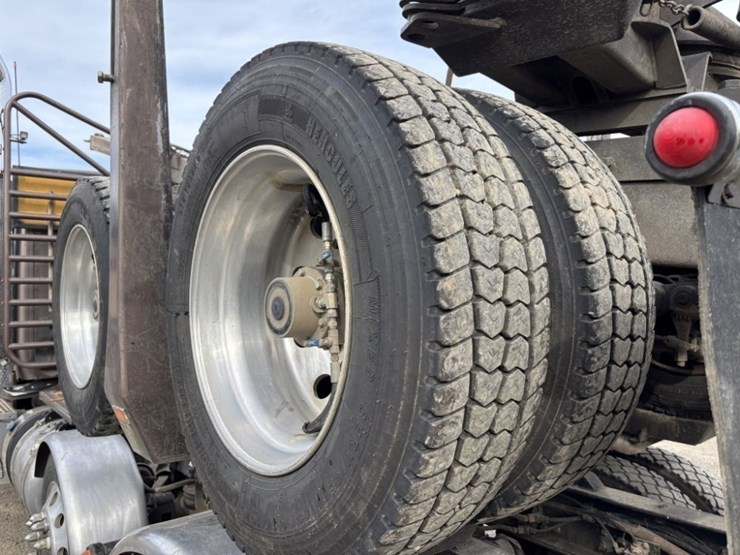 2022-peterbilt-567-image-45