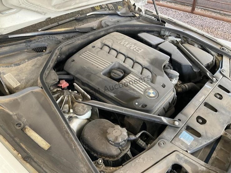 2011-bmw-528i-sdn-image-11