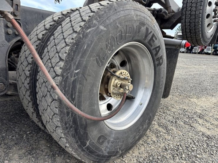 2022-peterbilt-567-image-18