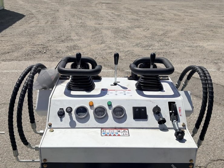 2026-zjg-zj-380-skid-steer-loader-image-10