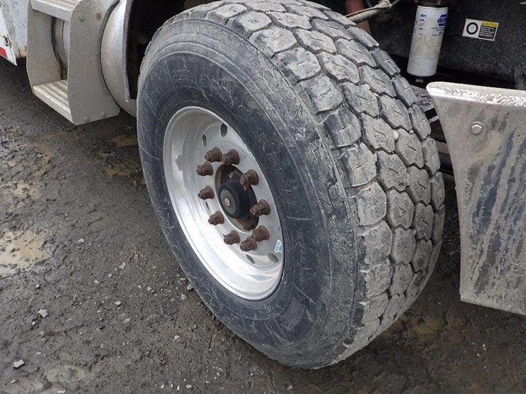 2005-peterbilt-pb330-22'-t/a-fuel-lube-truck-image-57