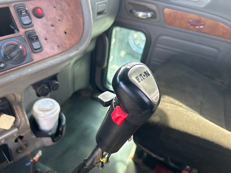 peterbilt-388-image-59