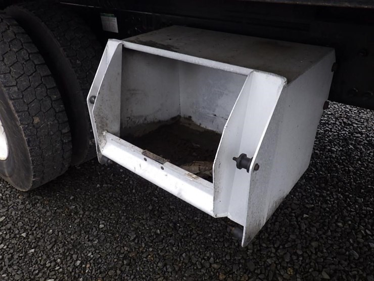 2012-freightliner-cascadia-125-image-17