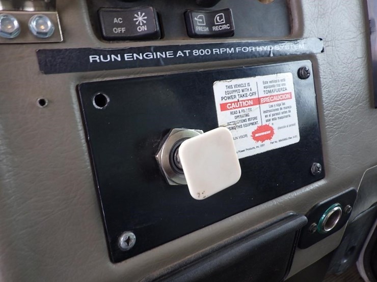 2005-peterbilt-pb330-22'-t/a-fuel-lube-truck-image-80