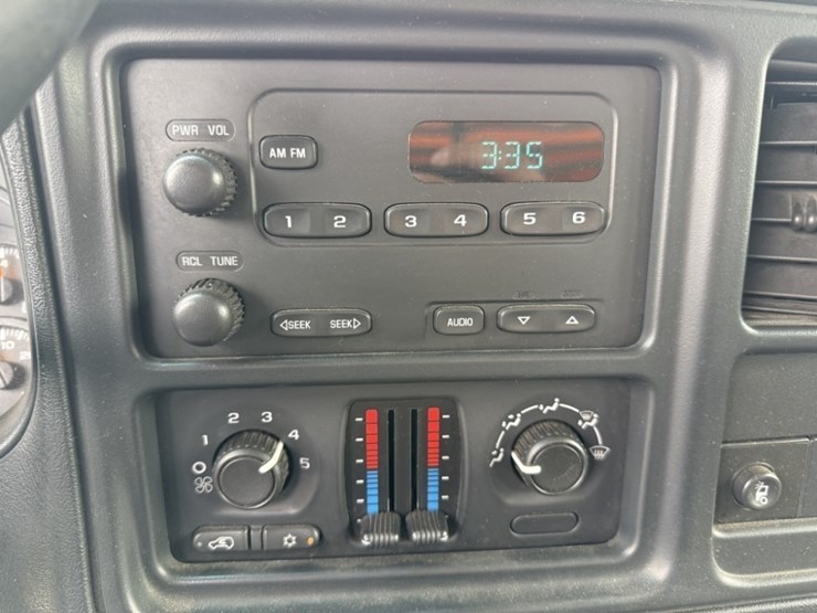 2005-chevrolet-silverado-3500-image-37