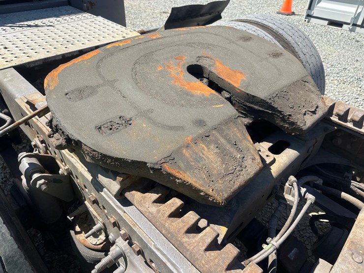 2014-massey-ferguson-8-image-26