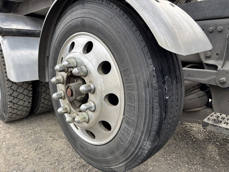 2022-peterbilt-567-image-21